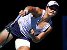 Domácí hvzda Ashleigh Bartyová podává ve tvrtfinále Australian Open.