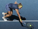 Karolína Muchová se natahuje po míi ve tvrtfinále Australian Open.