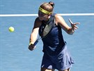 Karolína Muchová se soustedí na volej ve tvrtfinále Australian Open.