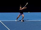 Karolína Muchová hraje forhend ve tvrtfinále Australian Open.