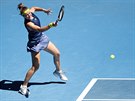Karolína Muchová se opírá do forhendu ve tvrtfinále Australian Open.
