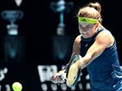 Karolína Muchová se soustedí na bekhend ve tvrtfinále Australian Open.