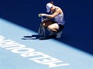 Domácí nadje Ashleigh Bartyová se trápí ve tvrtfinále Australian Open.