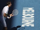Rus Daniil Medvedv vykává na píjmu ve tvrtfinále Australian Open.