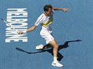 Rus Daniil Medvedv se napahuje k forhendu ve tvrtfinále Australian Open.