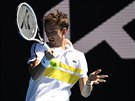 Rus Daniil Medvedv hraje forhend ve tvrtfinále Australian Open.