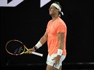 panl Rafael Nadal smutní po pokaeném úderu ve tvrtfinále Australian Open.