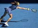 Karolína Muchová se natahuje po míi v semifinále Australian Open.
