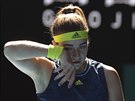 Karolína Muchová si otírá pot z oblieje v semifinále Australian Open.