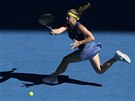 Karolína Muchová dobíhá k míi v semifinále Australian Open.