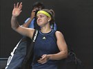Karolína Muchová mává divákm po poráce v semifinále Australian Open.