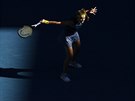 Karolína Muchová hraje bekhendový op v semifinále Australian Open.