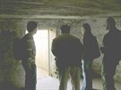 Syrový interiér podzemního betonového bunkru v táboe Vojna na fotografii z...