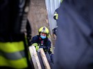 Prat hasii zasahuj v ulici Erbenova u dlnka zasypanho ve vkopu. (17....