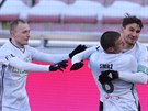 Fotbalisté Karviné oslavují gól Michala Papadopulose (vpravo) proti Spart.