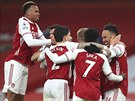 Fotbalisté Arsenalu oslavují gól, který vstelil Pierre-Emerick Aubameyang...