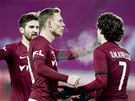 Sparanský kídelník David Moberg Karlsson oslavuje svj gól se spoluhrái...