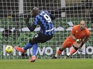 Romelu Lukaku z Interu Milán pekonává z penalty Pepe Reinu, brankáe Lazia.
