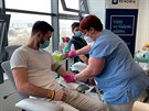 Lid se boj darovat krev v nemocnici, zdravotnci za nimi vyjeli do firmy