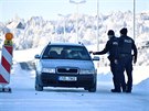 Nmecká policie na hranicích s eskou republikou kontroluje pijídjící auta....