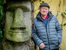 Pavel Pavel m na sv zahrad ve Strakonicch betonovou kopii sochy moai z...