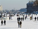 Lidé si uívají slunený den na zamrzlé ece v Rummelsburger Bay v Berlín....