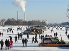 Lidé si uívají slunený den na zamrzlé ece v Rummelsburger Bay v Berlín....