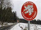 Hndé znaky upozorující na historickou hranici ech a Moravy v Hamrech nad...
