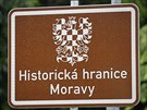 Hndé znaky upozorující na historickou hranici ech a Moravy v Hamrech nad...