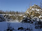 Historie tby kamene v lomu Kosov vedle kolej spojujcch Jihlavu s Teb...