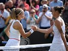 Karolína Plíková (vpravo) a Karolína Muchová po osmifinále Wimbledonu.