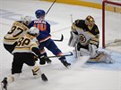 Jean-Gabriel Pageau z New York Islanders pekonává brankáe Bostonu Tuukku...