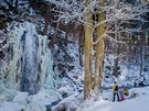 T�m�� zamrzl� vodop�d l�k� do Ter�ina �dol� u Nov�ch Hrad� stovky lid�.