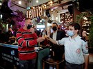 Bar v izraelském Tel Avivu nabízí nápoj zdarma, kdy se lovk nechá na míst...