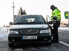 Policejn kontroly u Kuksu na uzavenm Trutnovsku (12.2.2021).