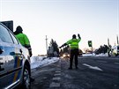 Policejn kontroly u Kuksu na uzavenm Trutnovsku (12.2.2021).