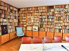 Knihovna ve vile cestovatele Miroslava Zikmunda.