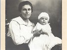 Prvn fotografie Miroslava Zikmunda, s maminkou v roce 1919.