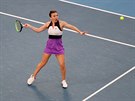 Rumunka Simona Halepová ped úderem do míku na Australian Open