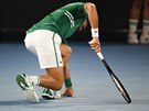Srb Novak Djokovi se ve tetím kole Australian Open poranil, zápas pesto...