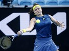 Karolína Muchová vrací míek soupece v osmifinále Australian Open.