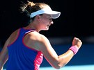 Barbora Krejíková a zaatá pst za vyhraný míek ve finále Australian Open ve...