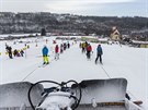 Lyai a snowboardist mohou na sjezdovce v Hlubokch u Olomouce vyut...