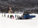Lyai a snowboardist mohou na sjezdovce v Hlubokch u Olomouce vyut...