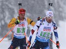 eský biatlonista Michal Krmá (vpravo) a nmecký závodník Arnd Peiffer ve...