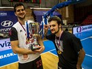 Nymburtí basketbalisté Luká Palyza (vlevo) a Rostislav Jirák slaví triumf v...