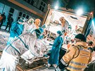 Pevoz patnácti pacient s covidem-19 z Náchoda do jihomoravských nemocnic (9....