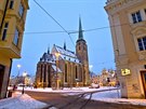 Plzesk nmst Republiky a katedrla svatho Bartolomje se snhem (9. nora...