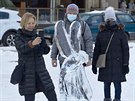 Plzesk nmst Republiky zdob sochy z ledu. Kolemjdouc je budou moci...