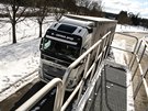 L�vka, ze kter� si �idi�i kamion� mohou o�istit sn�h a led ze st�echy sv�ho...